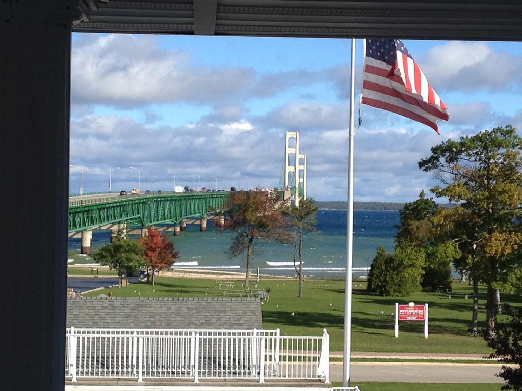 Parkside Inn Bridgeview Mackinaw City Exterior photo