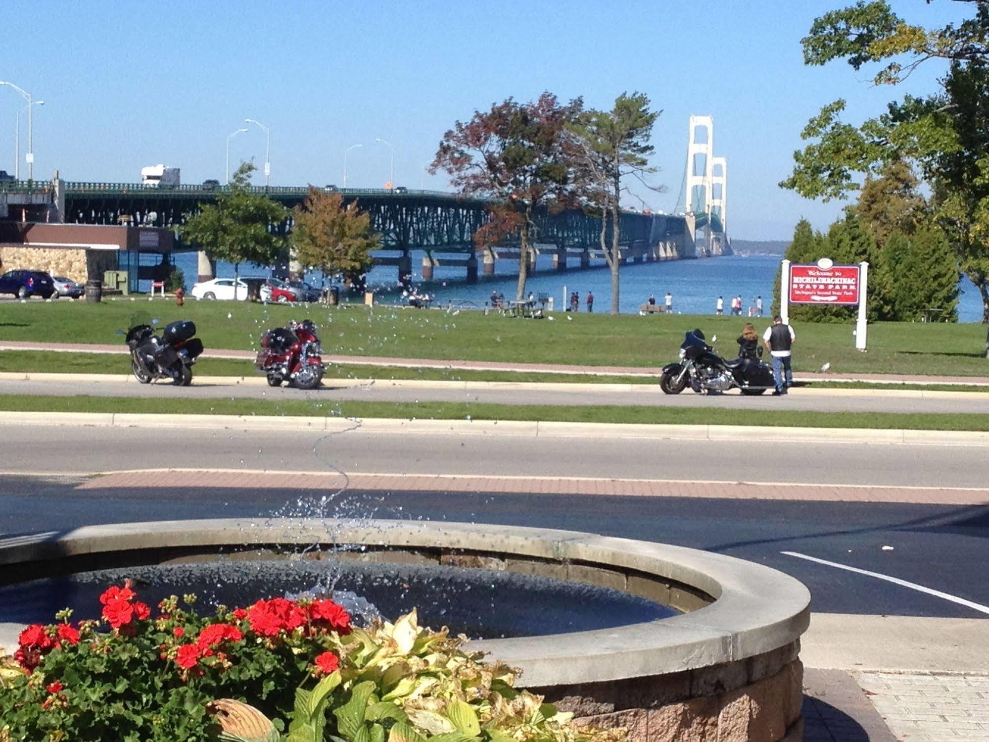 Parkside Inn Bridgeview Mackinaw City Exterior photo